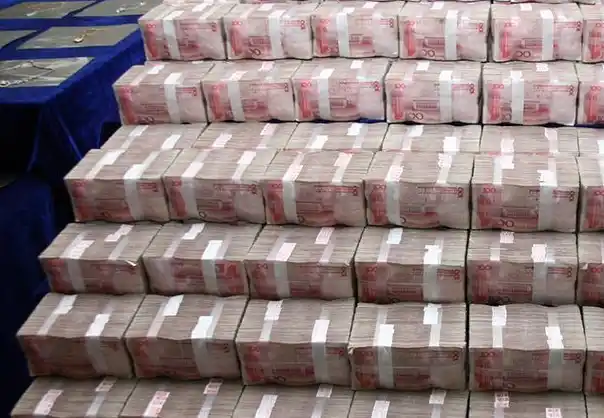 还被曝出文强在家中的水池里藏匿2000万现金,古董文物甚至都可以开设