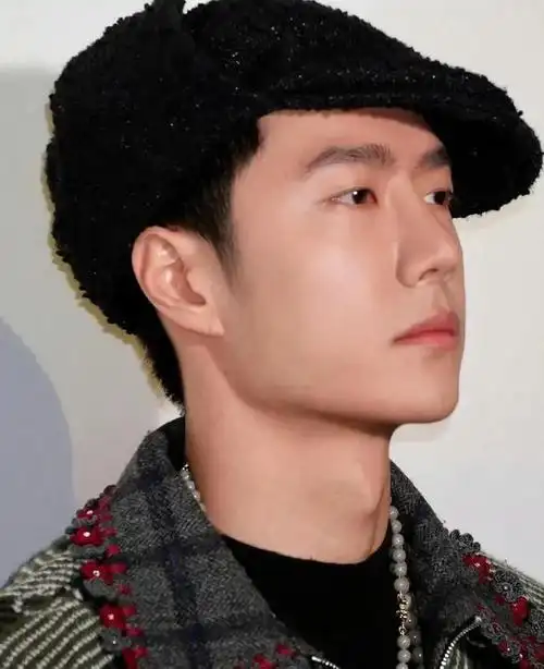 例如,2018年,中国明星angelababy就在巴黎时装周上登场时,因为穿着一