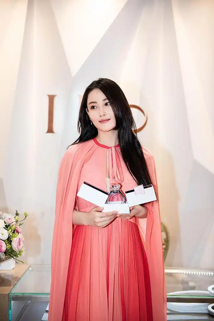 军嫂张馨予婚后首秀撩发秀婚戒,粉色长裙彰显女人味!