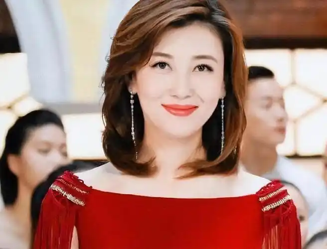 李红14岁辍学18岁逃婚从农村妹到央视一姐风光背后有辛酸