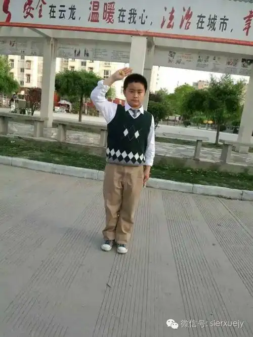 有这么一个男孩,长得帅气,乐于助人!