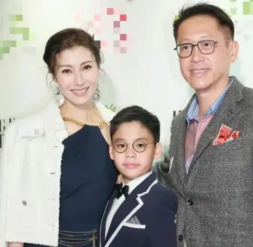 李嘉欣一家三口罕露面,11岁独子身高近1米7,颜值远不如爸妈|许晋亨|许