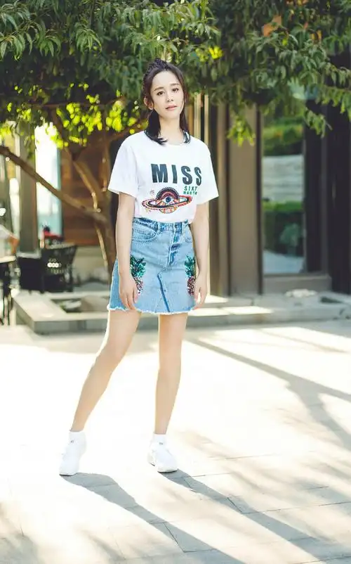 简介:海陆清新甜美夏季街拍图片,分享一组海陆图片给大家,图中的明星