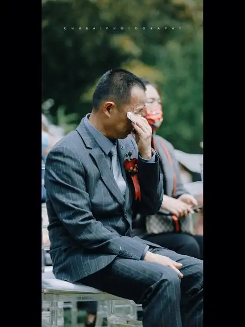 婚礼上的父亲