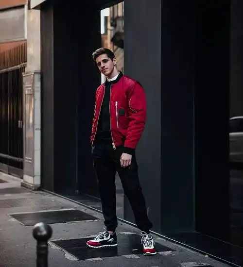 搭配亮色夹克可以采取两个方法,一是暗色内搭法,用暗色内搭与裤子衬托