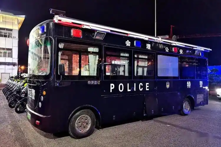 县公安局举行百日冲刺决胜全年收官攻坚誓师暨警用装备发放仪式