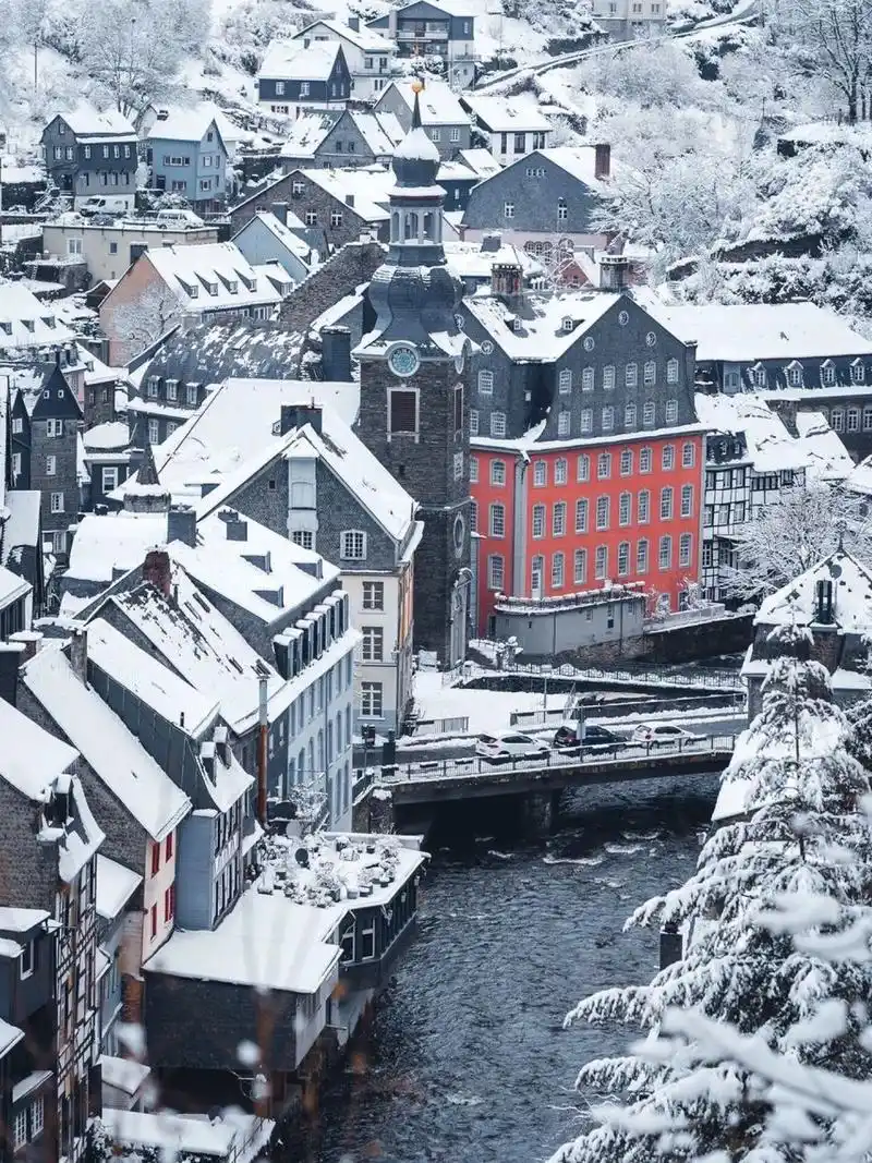 德国最美小镇5|蒙绍的冬季仙境 古老的半木结构房屋在雪中看起来像在