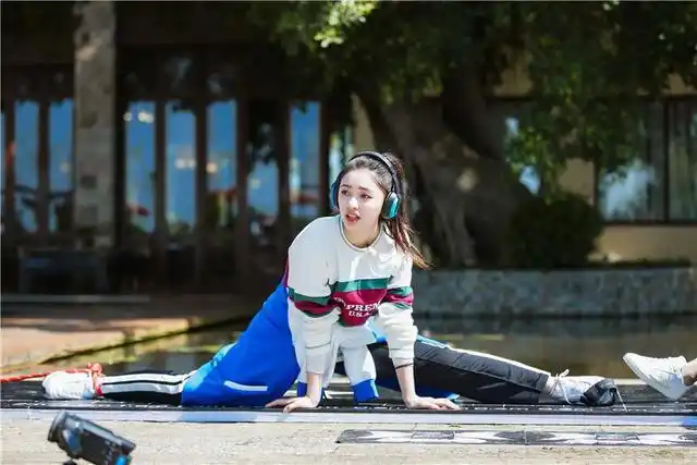 白敬亭走"僵尸步" 谭松韵180度"劈叉"