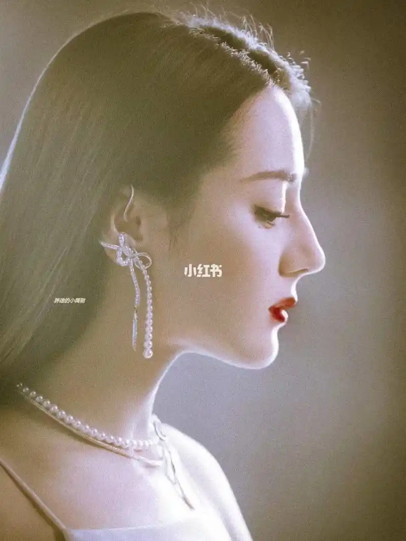 迪丽热巴绝美侧颜