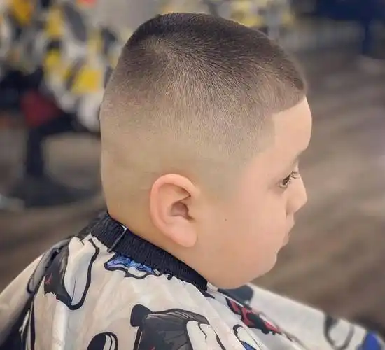 说是大多数家长都比较喜欢的一种小男孩发型,全头都推成超短的效果