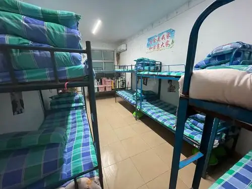 1公寓405是初一4班和初一11班合住的女生宿舍,两个班级同学分工明确