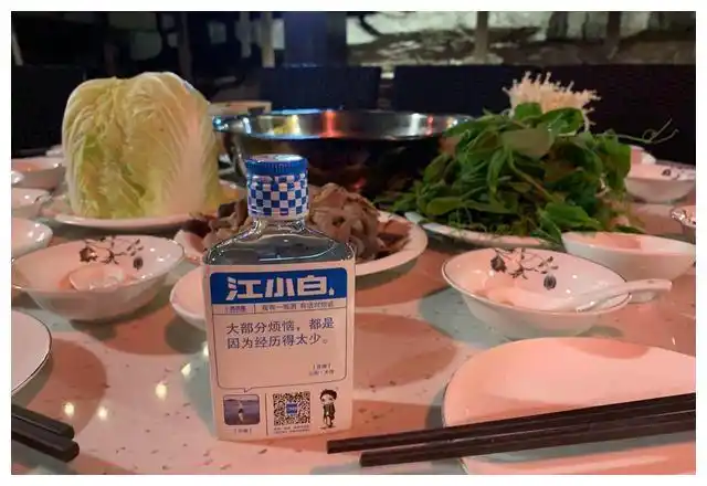 以单一红皮高粱酿造低度小酒 江小白简单而纯粹