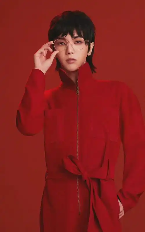 华晨宇新鲜眼镜大片 酷帅有范的花花……__财经头条