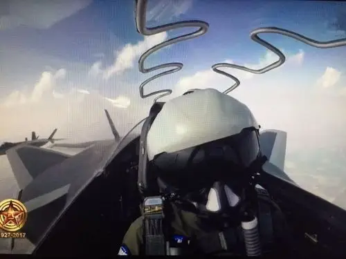 帅出天际:歼20座舱首次曝光 飞行员佩戴龙头臂章头盔科幻十足