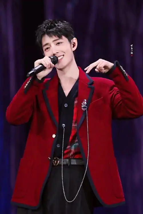 肖战红色时尚大片