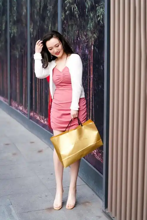 白色的精致包包,让小姐姐的气质充满了高级感,整个人看起来女人味十足