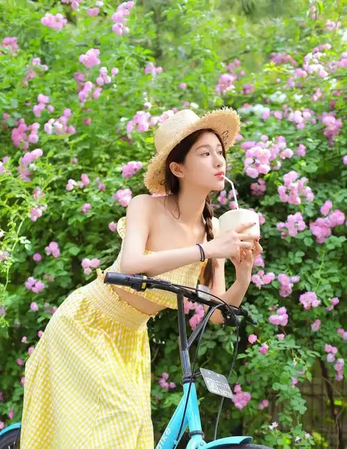 夏天中的小姐姐 小姐姐网红脸啊 现在的人都喜欢动漫吗?