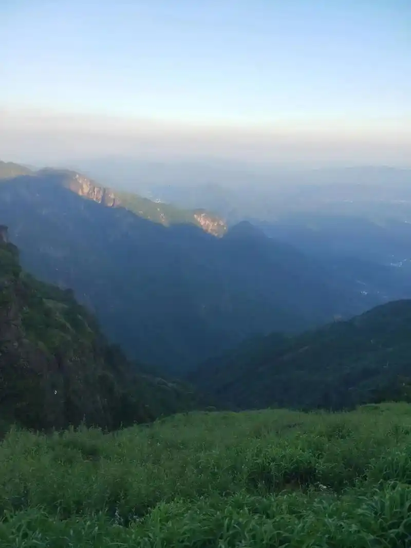 山上的风景确实好看 主要是赶路比较急 去的时候碰到了周六日
