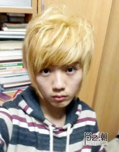 做为如今国内当红的小鲜肉,也有不少网友挖出鹿晗整容前照片,90后的他