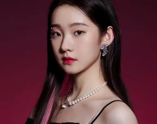 硬糖少女303唯美写真照大家都穿露肩装只有陈卓璇不一样