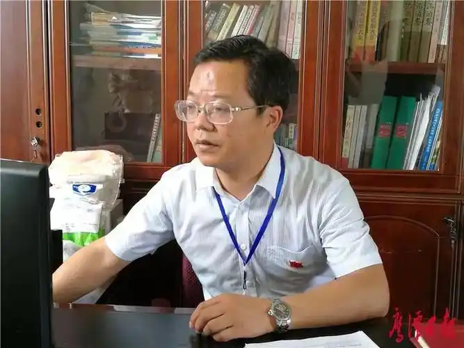 鹰潭三中校长刘洪波潜下心来教书静下心来育人