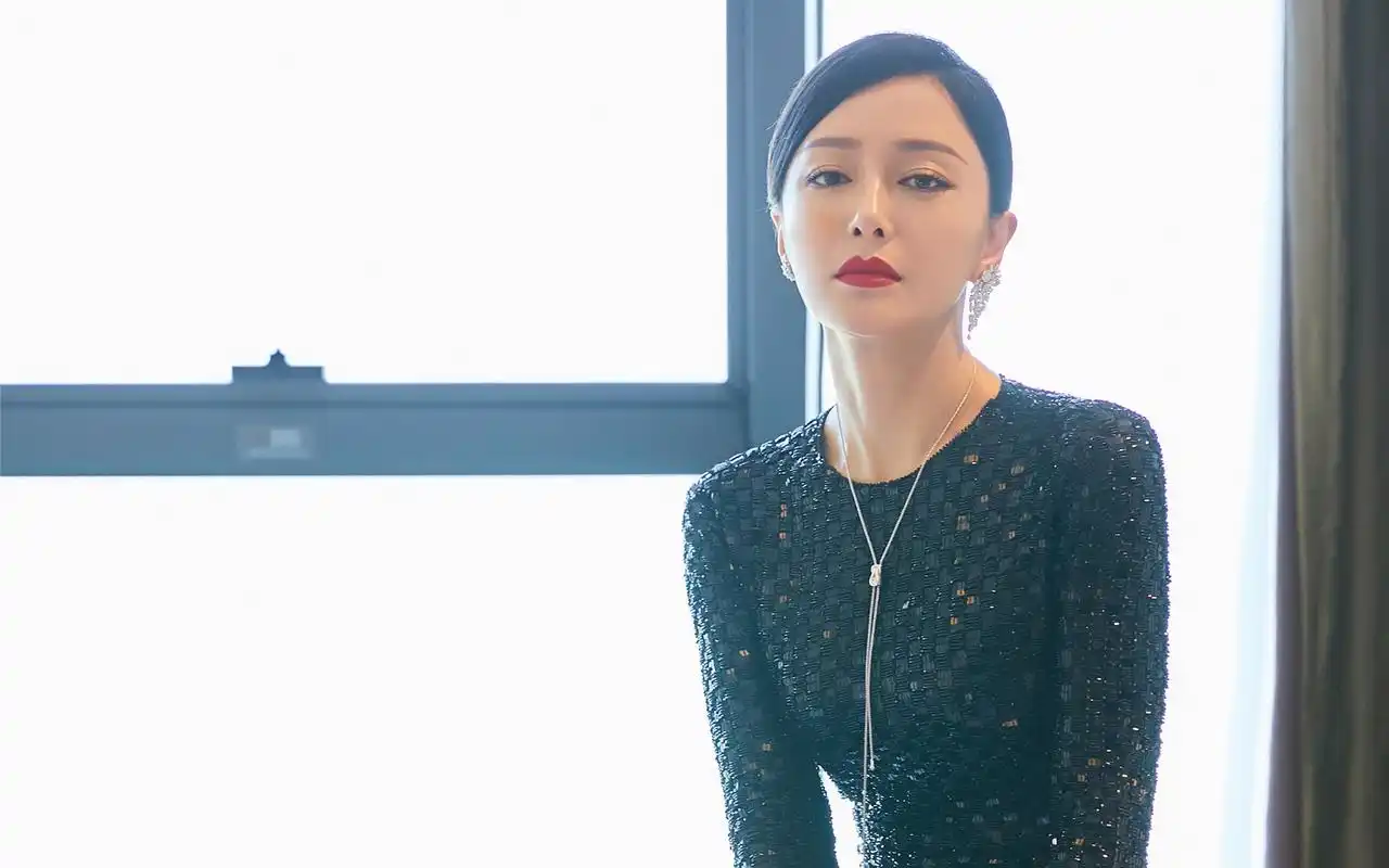 秦岚光影魅力性感图片桌面壁纸