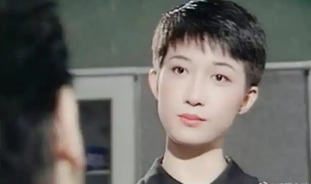 吴绮莉转发18岁短发靓照,空灵眉眼超有灵气,难怪能获成龙亲睐