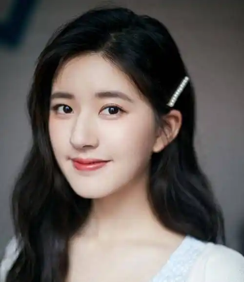 发量惊人的赵露思,近照露出稀疏发顶,浓密秀发被疑非真实_当代娱乐网