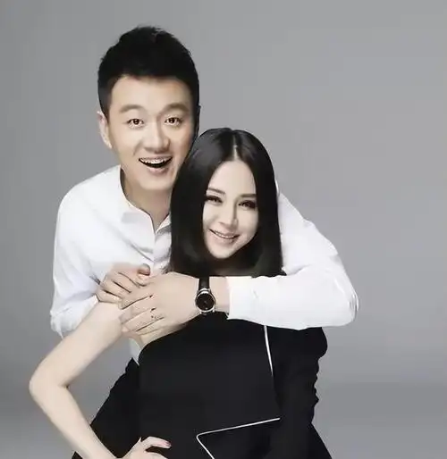 佟大为:娶老师妻子关悦8年生3胎,住2亿四合院,现在生活幸福