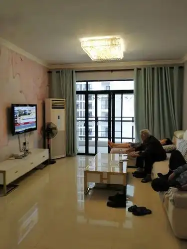 这是大客厅我们看电视聊天的地方.