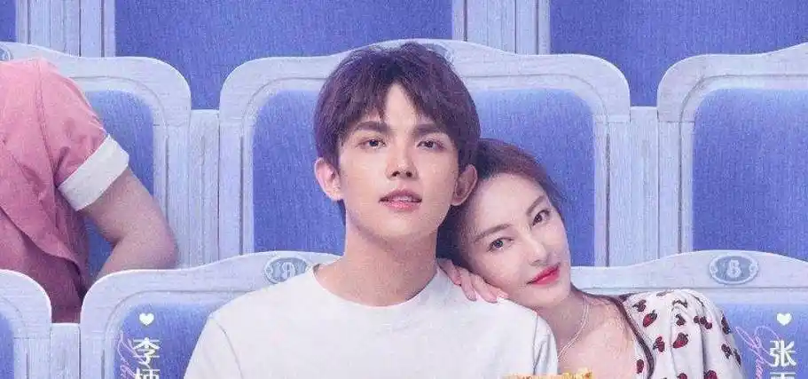 在最近播出的综艺里,李柄熹直接大方介绍"坐在我左边