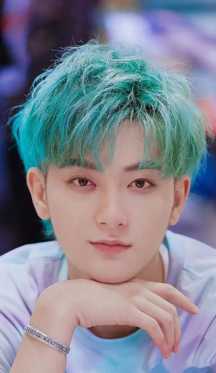 黄子韬薄荷绿发色好好看啊薄荷绿发色好显白,夏日甜豆黄子韬!