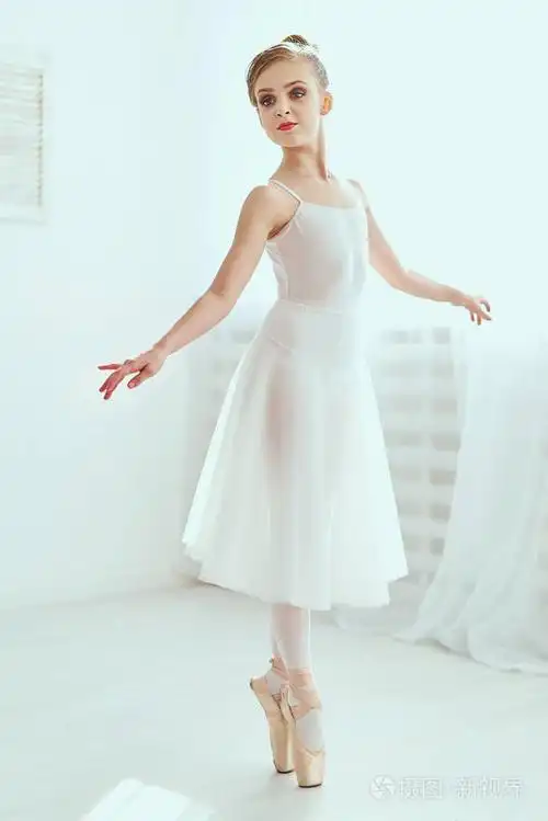 这张照片极大地反映了古典芭蕾艺术无与伦比的美.