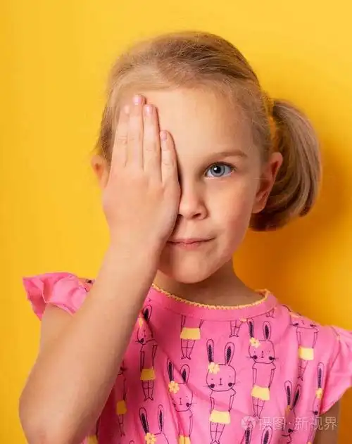 用手捂住一只眼睛的女孩.眼科概念