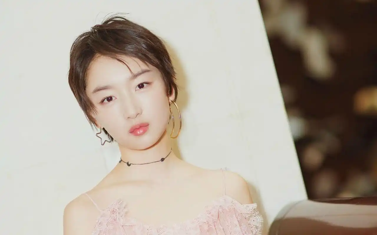 周冬雨短发可爱时尚图片桌面壁纸