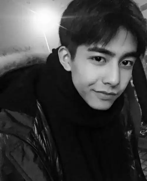 英姿飒爽的帅气男生微博黑白头像图片分享