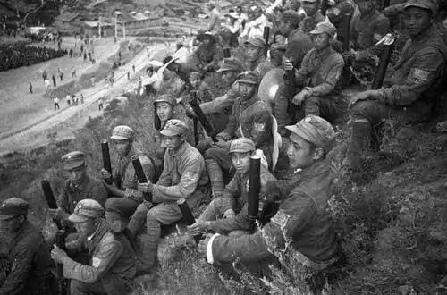 这才是真正的八路军,跟抗战神剧截然不同,图9战士跟日军肉搏战|万国|