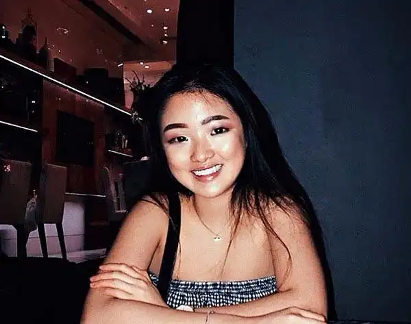 1年学费17万,张学友17岁女儿变长跑冠军,晒逆天长腿神似罗美薇