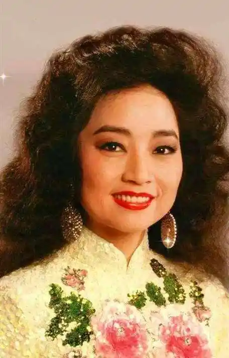 徐小凤:前无古人的灵魂歌者,华仔与发哥都曾下跪致敬的香港之莺