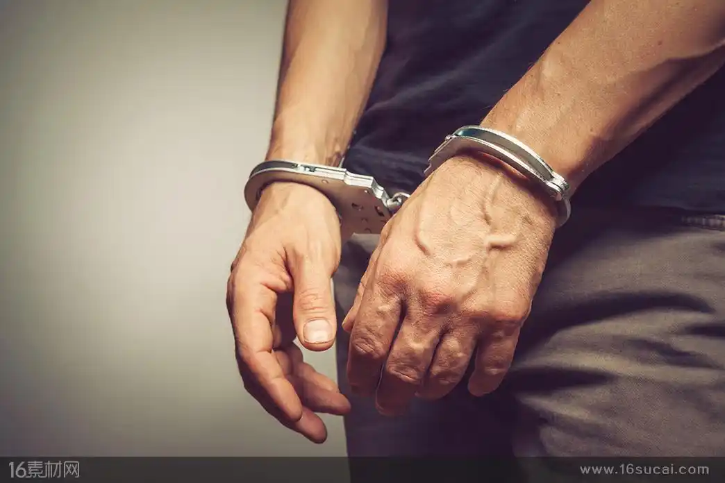 双手被手铐铐住的男人高清图片