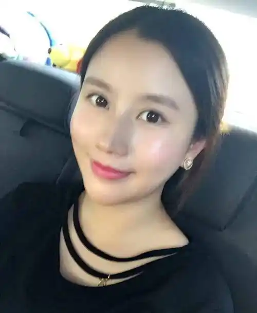 东方卫视伏玟晓晒照,33岁的她淡妆出镜,两婚两离的她状态相当好_节目