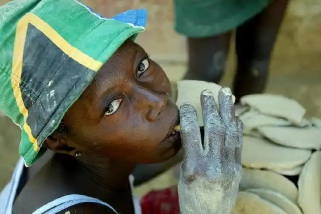 非洲人吃土又出新花样像胡萝卜和香肠小孩子抢吃