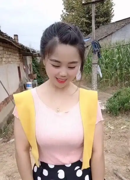 安徽农村乡下妹子,衣服m码,裙子m码鞋子35码,这样妹子你会喜欢吗?
