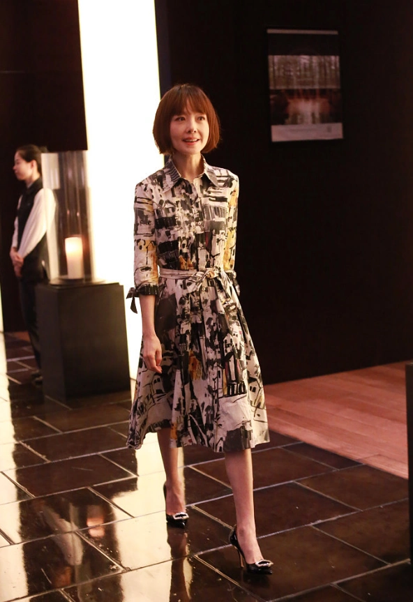 鲁豫穿印花裙很有少女气息,短发清新活力,全身散发着俏皮感