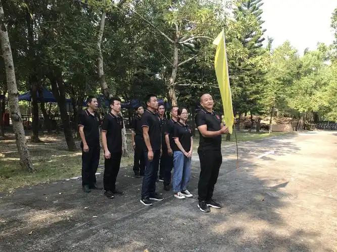 喊口号,组队形,唱队歌