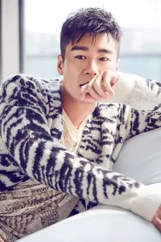 徐佳全新春日写真曝光 邻家暖男明媚如春