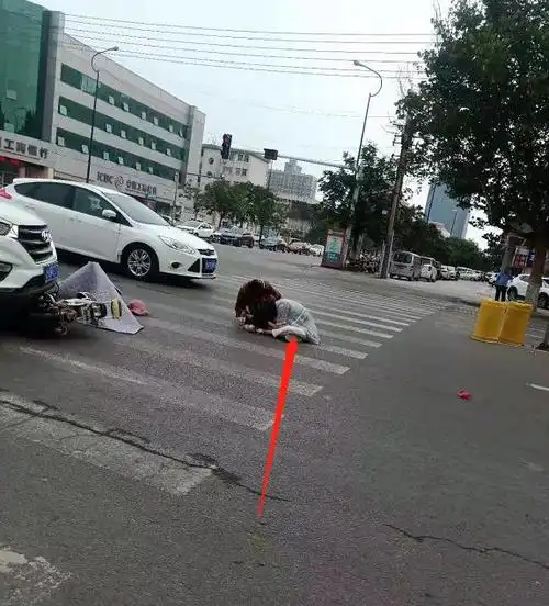 濮阳这里发生车祸,一女孩被撞倒地不起!