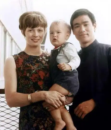 李小龙妻子近照罕曝光,曾改嫁给老公的徒弟,今74岁过得有滋有味