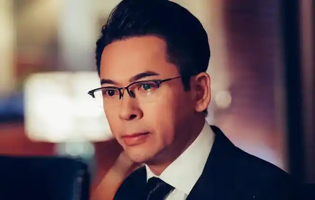 被认为是"配角界的天花板",郭政鸿出演港风家族剧《家族荣耀》,在剧中