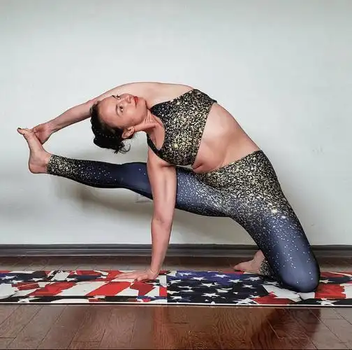 谭松韵更新写真照,随意切换各种造型,可爱甜美太会穿搭_瑜伽_脚尖